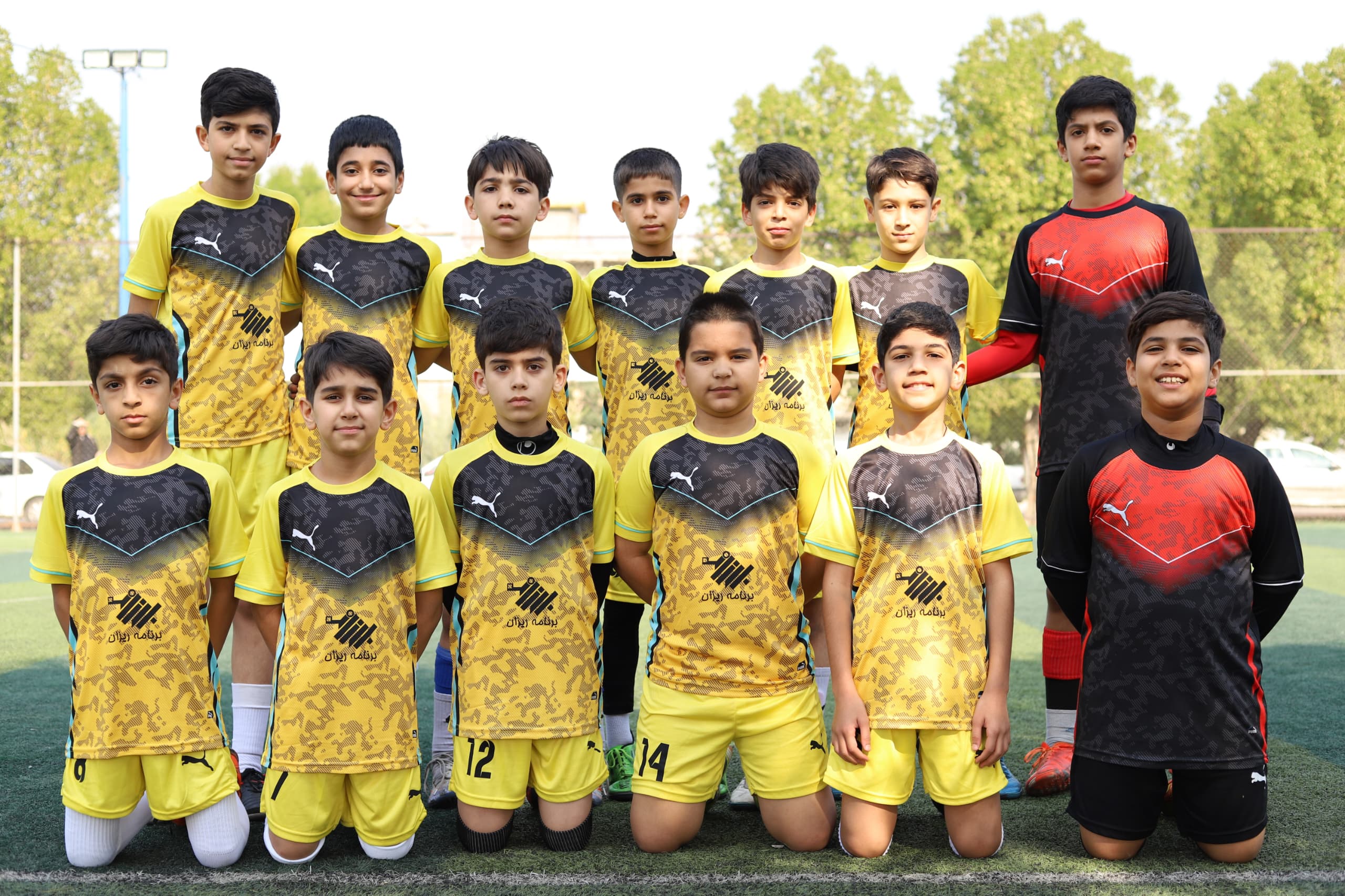 تیم فوتبال باشگاه انصار با تیشرت لوگو برنامه ریزان